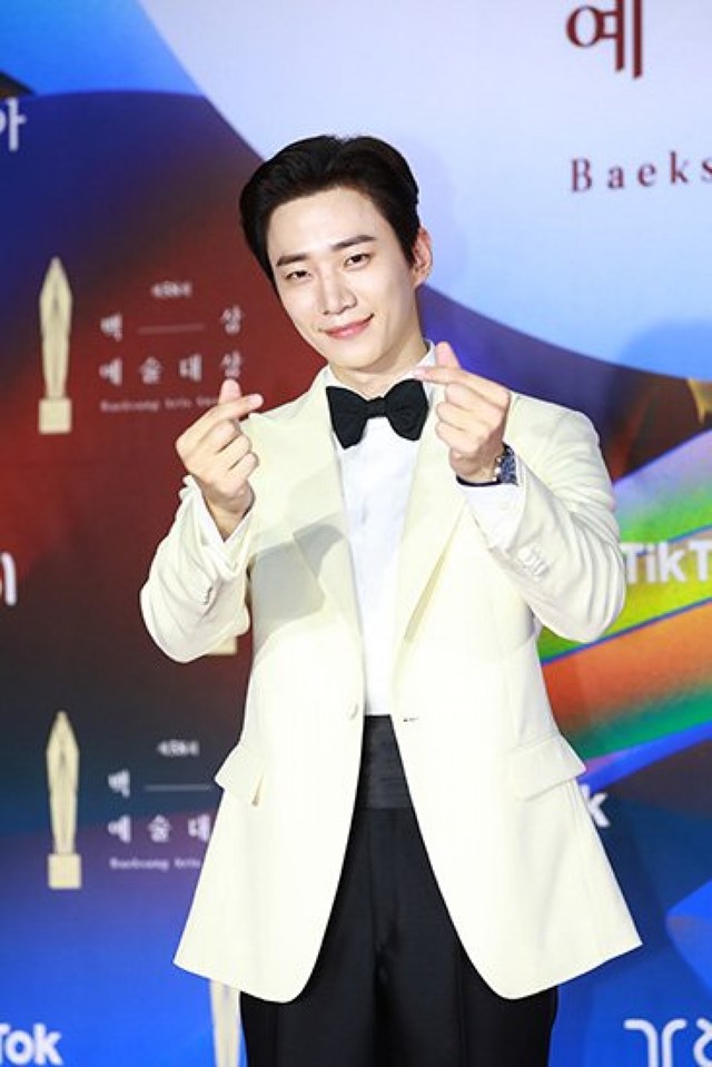 lee-jun-ho-gi224nh-giai-39nam-dien-vi234n-ch237nh-xuat-sac-nhat39-tai-baeksang-2022_1.jpeg