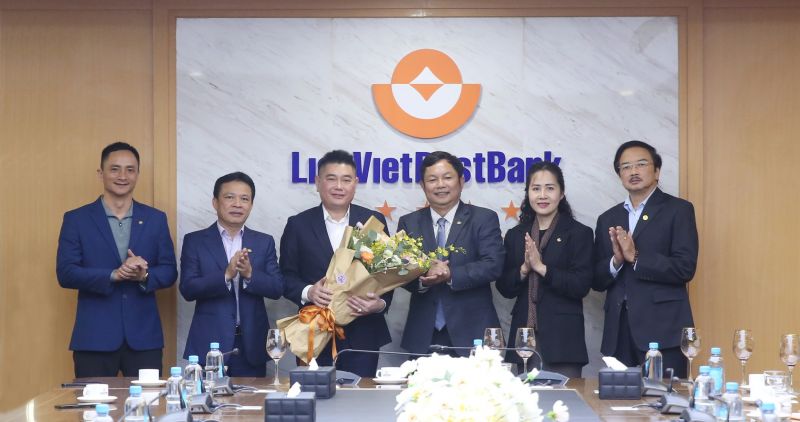 Ông Nguyễn Đức Thụy (thứ ba từ trái qua) trở thành Chủ tịch HĐQT LienVietPostBank từ 9/12. Ảnh: LPB.