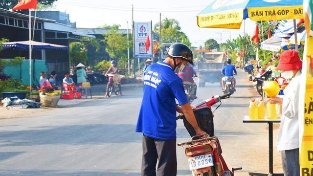 Loạt điểm bán xăng tự phát 'mọc' ven Quốc lộ 91C
