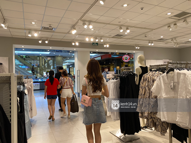 Loạt store H&M Việt Nam tối nay: Ở Hà Nội vắng hơn bình thường, bị viết cả lời phản đối lên poster; TP.HCM vẫn đông đúc - Ảnh 16.