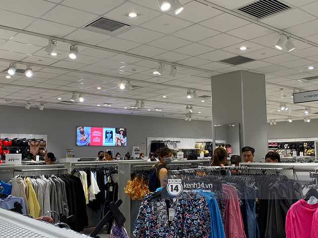 Loạt store H&M Việt Nam tối nay: Ở Hà Nội vắng hơn bình thường, bị viết cả lời phản đối lên poster; TP.HCM vẫn đông đúc - Ảnh 17.