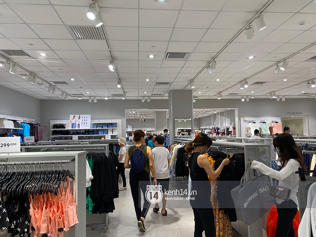 Loạt store H&M Việt Nam tối nay: Ở Hà Nội vắng hơn bình thường, bị viết cả lời phản đối lên poster; TP.HCM vẫn đông đúc - Ảnh 18.