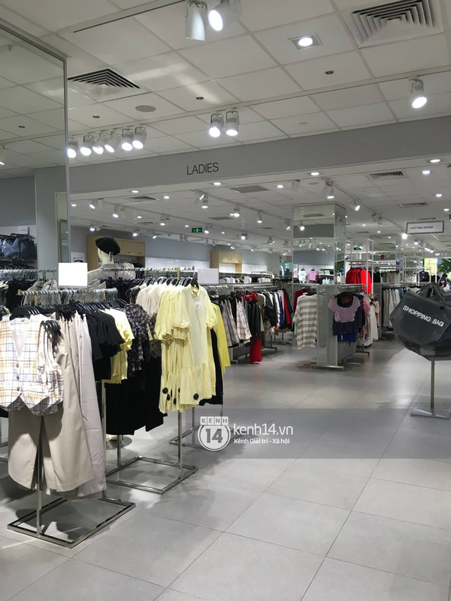 Loạt store H&M Việt Nam tối nay: Ở Hà Nội vắng hơn bình thường, bị viết cả lời phản đối lên poster; TP.HCM vẫn đông đúc - Ảnh 3.