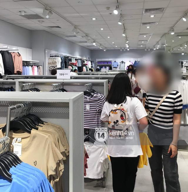 Loạt store H&M Việt Nam tối nay: Ở Hà Nội vắng hơn bình thường, bị viết cả lời phản đối lên poster; TP.HCM vẫn đông đúc - Ảnh 4.