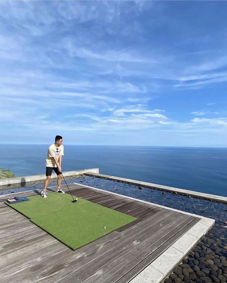 Sân Golf trên mặt nước tại “Quận Kinh đô” sử dụng chính mặt nước làm đường phát bóng, mang đến cho người chơi cảm giác vô cùng độc đáo hiếm nơi nào có được