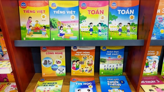 Loay hoay giảm ‘gánh nặng’ sách giáo khoa