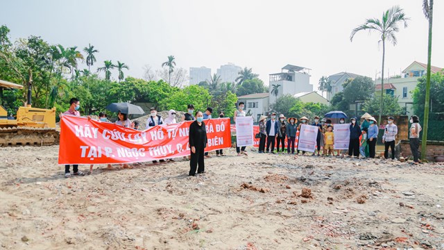 Long Biên, Hà Nội: Người dân 'đội nắng' phản đối việc lấp hồ tự nhiên