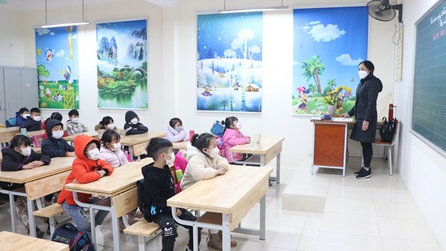 Lớp học nhiều F0, phụ huynh bất an khi con tiếp tục học trực tiếp