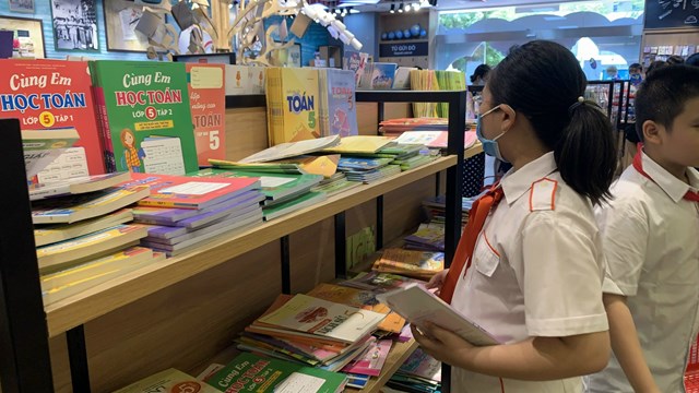 Lọt ‘sạn’ trong SGK: Cần làm rõ trách nhiệm và có chế tài xử lý