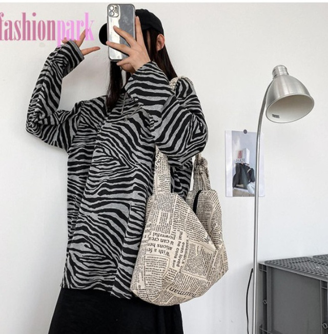 Louis Vuitton bán túi hình tờ báo hơn 2.000 USD, Shopee bán đầy loại na ná giá chỉ từ… 47K - Ảnh 7. Louis Vuitton bán túi hình tờ báo hơn 2.000 USD, Shopee bán đầy loại na ná giá chỉ từ… 47K - Ảnh 7.