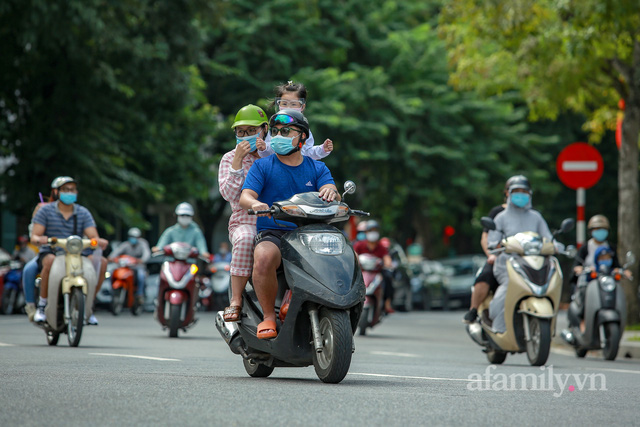 Lượn phố qua ảnh: Hà Nội vào Thu bằng cái se lạnh đầu mùa, lâu lắm rồi mới có ngày đẹp trời đến vậy - Ảnh 1.