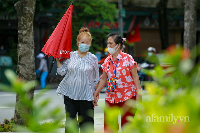 Lượn phố qua ảnh: Hà Nội vào Thu bằng cái se lạnh đầu mùa, lâu lắm rồi mới có ngày đẹp trời đến vậy - Ảnh 11.