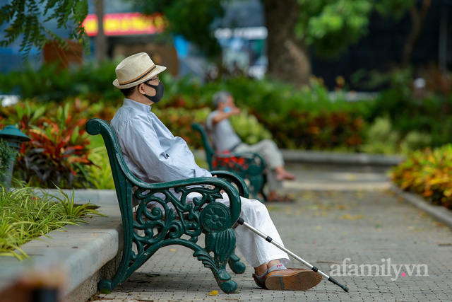 Lượn phố qua ảnh: Hà Nội vào Thu bằng cái se lạnh đầu mùa, lâu lắm rồi mới có ngày đẹp trời đến vậy - Ảnh 12.