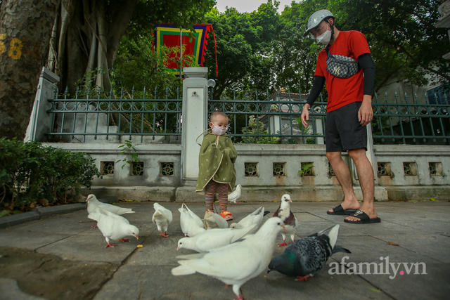 Lượn phố qua ảnh: Hà Nội vào Thu bằng cái se lạnh đầu mùa, lâu lắm rồi mới có ngày đẹp trời đến vậy - Ảnh 15.