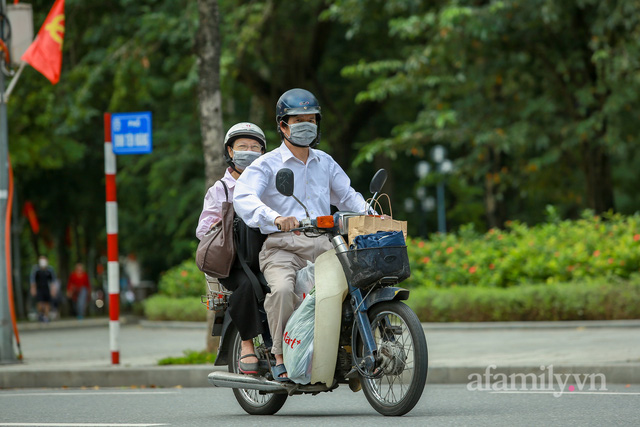 Lượn phố qua ảnh: Hà Nội vào Thu bằng cái se lạnh đầu mùa, lâu lắm rồi mới có ngày đẹp trời đến vậy - Ảnh 2.