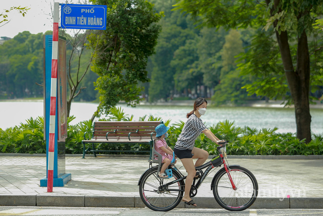 Lượn phố qua ảnh: Hà Nội vào Thu bằng cái se lạnh đầu mùa, lâu lắm rồi mới có ngày đẹp trời đến vậy - Ảnh 3.