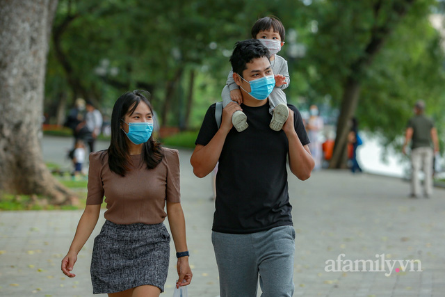 Lượn phố qua ảnh: Hà Nội vào Thu bằng cái se lạnh đầu mùa, lâu lắm rồi mới có ngày đẹp trời đến vậy - Ảnh 6.