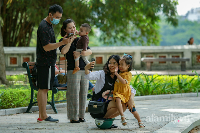 Lượn phố qua ảnh: Hà Nội vào Thu bằng cái se lạnh đầu mùa, lâu lắm rồi mới có ngày đẹp trời đến vậy - Ảnh 7.