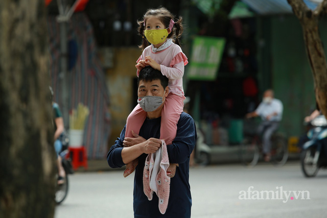 Lượn phố qua ảnh: Hà Nội vào Thu bằng cái se lạnh đầu mùa, lâu lắm rồi mới có ngày đẹp trời đến vậy - Ảnh 9.