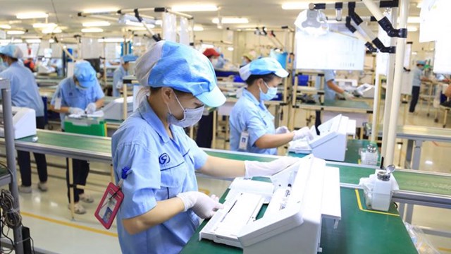 Lương không đủ sống, nhiều lao động phải 'cắm sổ' bảo hiểm để chi tiêu
