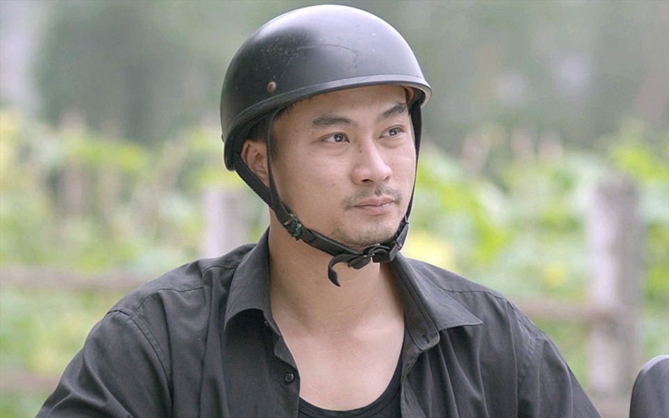 Duy Hưng vào vai ông bố “gà trống nuôi con”, bên ngoài lạnh lùng nhưng bên trong ấm áp trong “Mùa hoa tìm lại“. Ảnh: CMH