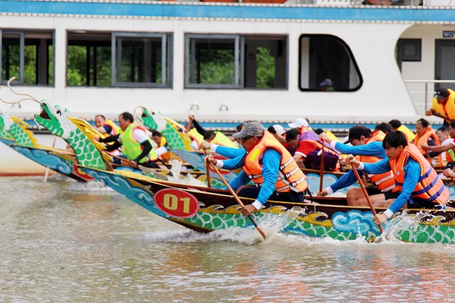 m224n-ruot-duoi-gay-can-trong-le-hoi-dua-thuyen-tai-h224-tinh_3.jpg m224n-ruot-duoi-gay-can-trong-le-hoi-dua-thuyen-tai-h224-tinh_3.jpg