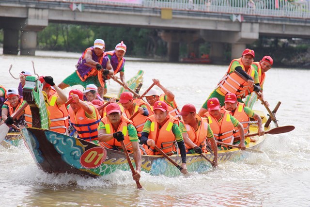 m224n-ruot-duoi-gay-can-trong-le-hoi-dua-thuyen-tai-h224-tinh_4.jpg m224n-ruot-duoi-gay-can-trong-le-hoi-dua-thuyen-tai-h224-tinh_4.jpg