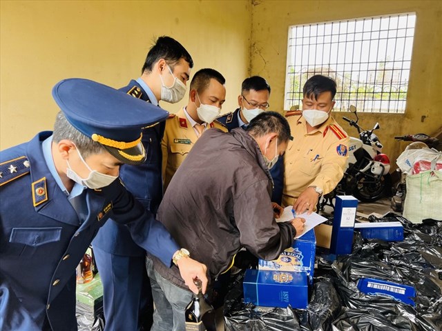 ma-tran-qu224-bieu-tet-cuoi-nam-b224i-1-ruou-t226y-b225nh-keo-ngoai-nhap-nh232m-xuat-xu-tr224n-lan_1.jpeg ma-tran-qu224-bieu-tet-cuoi-nam-b224i-1-ruou-t226y-b225nh-keo-ngoai-nhap-nh232m-xuat-xu-tr224n-lan_1.jpeg