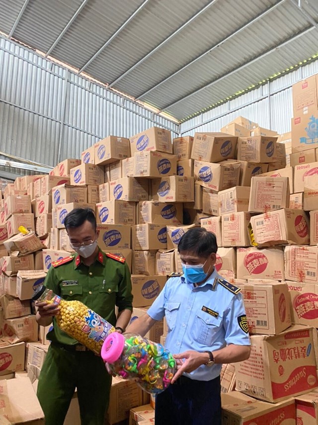 ma-tran-qu224-bieu-tet-cuoi-nam-b224i-1-ruou-t226y-b225nh-keo-ngoai-nhap-nh232m-xuat-xu-tr224n-lan_2.jpg ma-tran-qu224-bieu-tet-cuoi-nam-b224i-1-ruou-t226y-b225nh-keo-ngoai-nhap-nh232m-xuat-xu-tr224n-lan_2.jpg