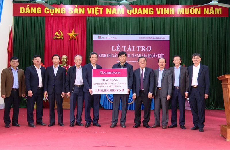 Ông Phạm Toàn Vượng - Tổng Giám đốc Agribank (thứ 5 từ phải sang) trao tài trợ xây dựng 30 căn nhà đại đoàn kết cho huyện Thanh Ba, Phú Thọ