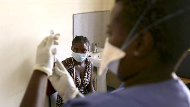 Mạnh tay để bao phủ vaccine