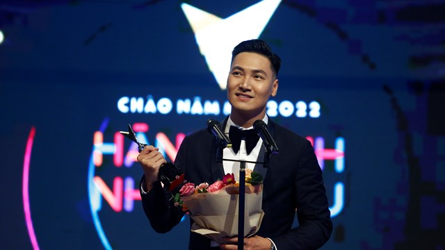 Mạnh Trường – Hồng Diễm tiếp tục gây ấn tượng ở VTV Awards