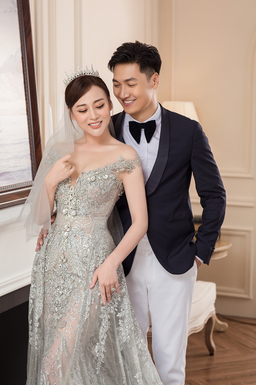 Sự ăn ý trên phim giúp Mạnh Trường và Phương Oanh được nhiều khán giả “đẩy thuyền” nhưng ngoài đời, họ chỉ coi nhau như anh em thân thiết. Nam diễn viên cũng đã có gia đình hạnh phúc bên vợ và hai con đủ nếp đủ tẻ.