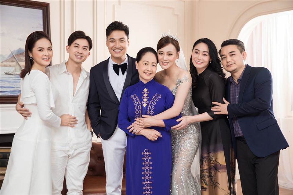 Buổi chụp hình cưới của cặp Nam - Long còn có sự tham gia của các thành viên trong gia đình như cụ Dần (NSND Như Quỳnh), ông Khang (Mai Nguyên), bà Xuân (Quách Thu Phương), Hoàng Anh Vũ (Huy) và Thy (Thu Quỳnh).