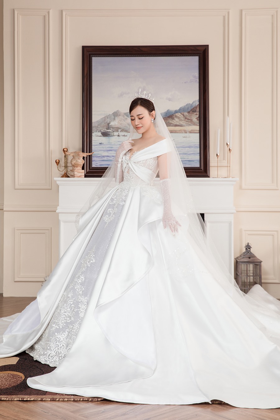 Diễn biến mới của 'Hương vị tình thân' khiến khán giả phấn khích, hy vọng một đám cưới hoàng tráng, đẹp như mơ của cặp chính sẽ lên sóng vào tuần tới. Đáp lại sự mong đợi đó của khán giả, Phương Oanh “thả thính” bằng một tấm ảnh cô lộng lẫy trong bộ soiree sang trọng và viết “nhà gái hãy chuẩn bị tinh thần“.