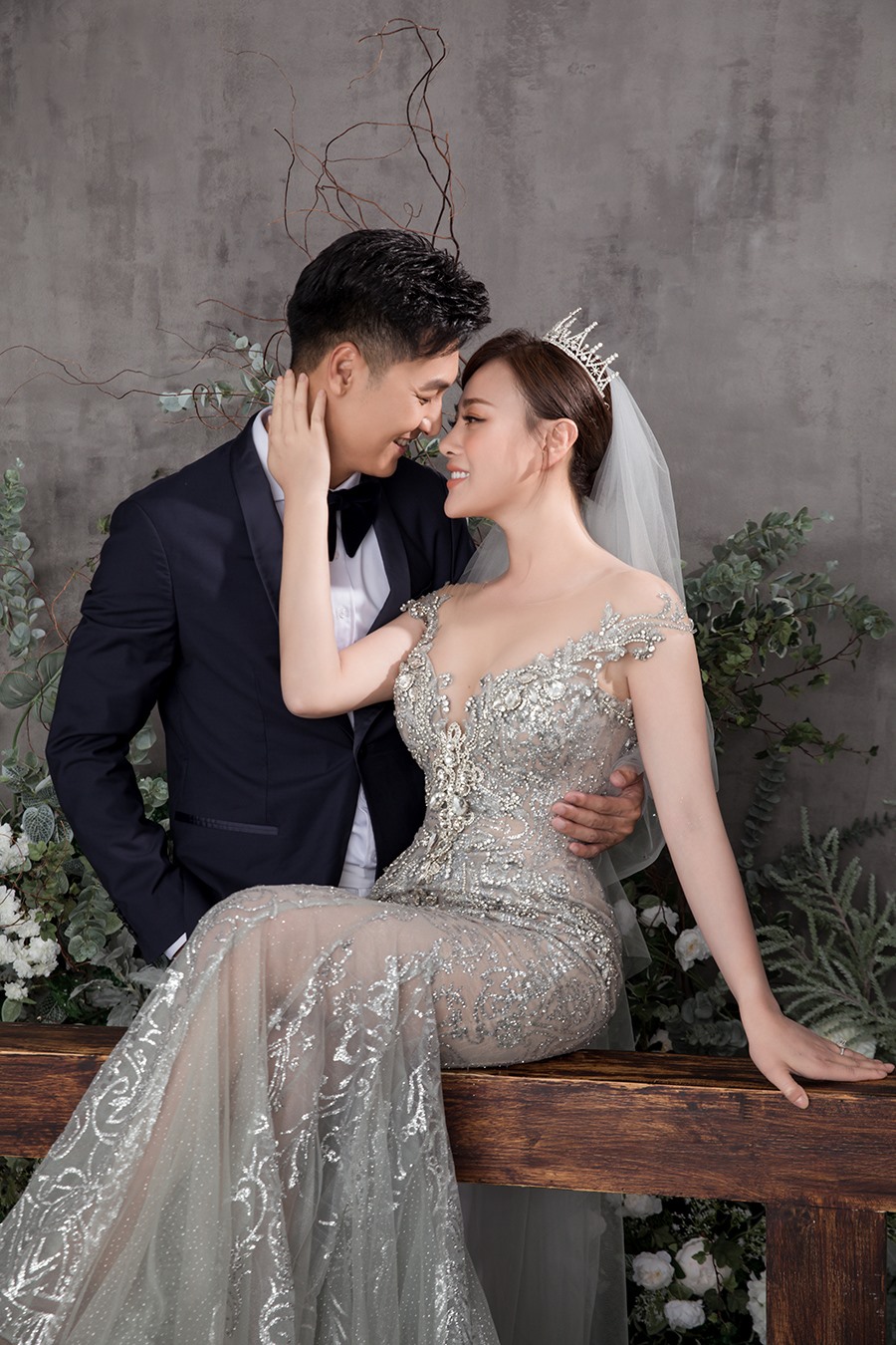 Trong “ảnh cưới“, Mạnh Trường và Phương Oanh diễn xuất tình tứ, ngọt ngào như một đôi thực sự.