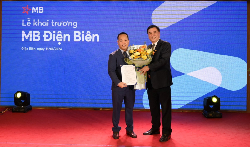 Ông Nguyễn Quốc Tùng, Giám đốc Ngân hàng Nhà nước chi nhánh tỉnh Điện Biên (bên phải) trao quyết định thành lập MB Điện Biên