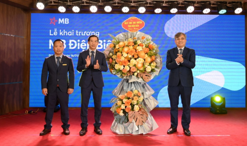 Ông Lò Văn Tiến, Tỉnh ủy viên, Phó Chủ tịch UBND tỉnh Điện Biên (ngoài cùng bên phải) thay mặt chính quyền địa phương trao hoa chúc mừng đến MB