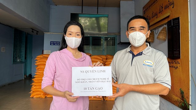 MC Quyền Linh quyên góp 10 tấn gạo cho Trịnh Kim Chi giúp nghệ sĩ gặp khó khăn
