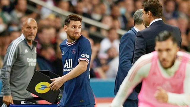Messi 'tịt ngòi' còn tỏ thái độ với HLV, PSG thắng hú vía ở phút bù giờ