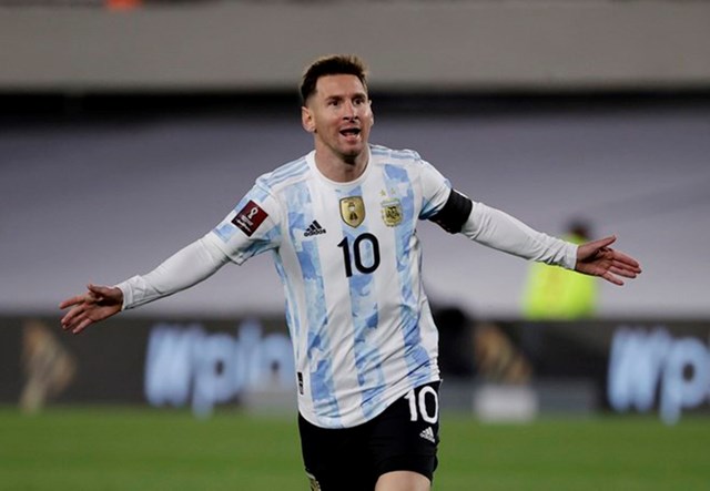 messi-bat-kh243c-sau-khi-lap-hat-trick-ph225-ky-luc-ghi-b224n-cua-vua-b243ng-d225-pele_1.jpg