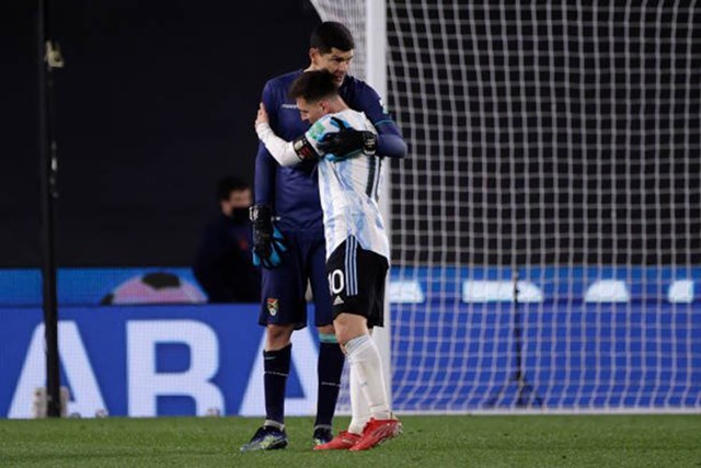 messi-bat-kh243c-sau-khi-lap-hat-trick-ph225-ky-luc-ghi-b224n-cua-vua-b243ng-d225-pele_2.jpg