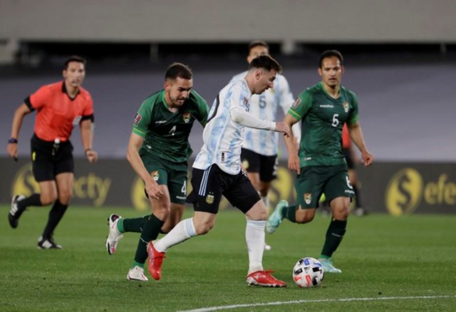messi-bat-kh243c-sau-khi-lap-hat-trick-ph225-ky-luc-ghi-b224n-cua-vua-b243ng-d225-pele_3.jpg