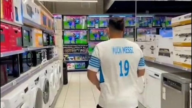 messi-bi-fan-cuong-chui-boi-truoc-them-tran-dau-ra-mat-cho-psg_1.jpg messi-bi-fan-cuong-chui-boi-truoc-them-tran-dau-ra-mat-cho-psg_1.jpg