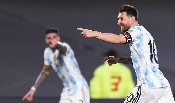 Messi lập siêu phẩm giúp Argentina thắng đậm Uruguay 