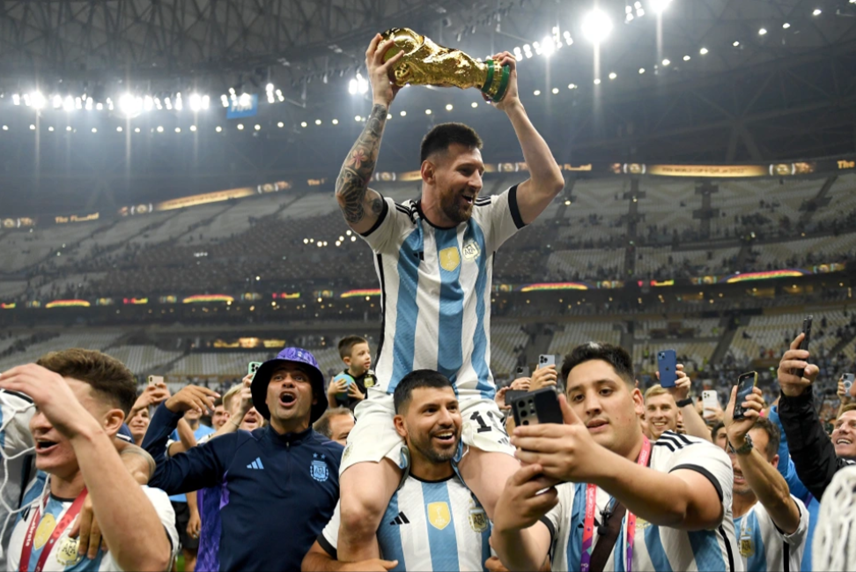messi-t225i-hien-tu-the-n226ng-cup-cua-huyen-thoai-maradona_1.png