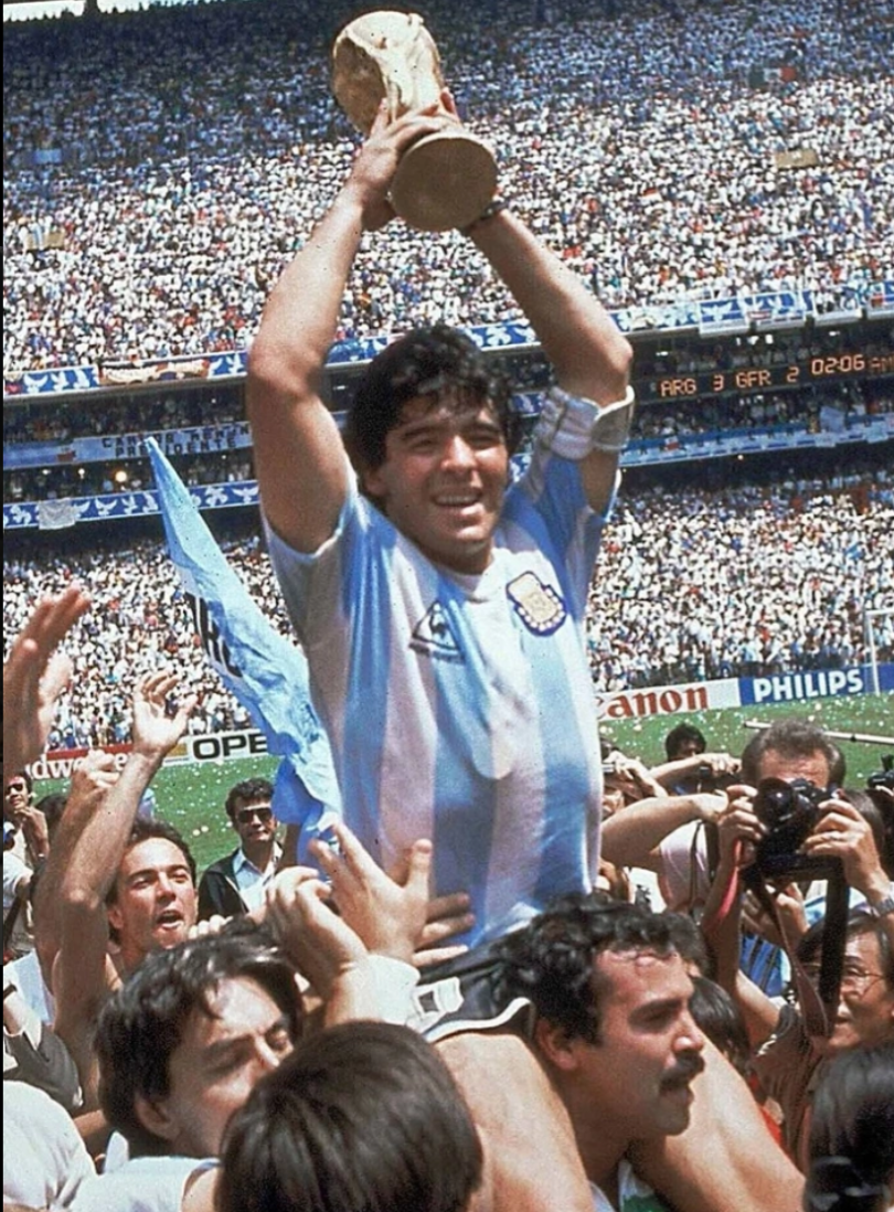 messi-t225i-hien-tu-the-n226ng-cup-cua-huyen-thoai-maradona_2.png