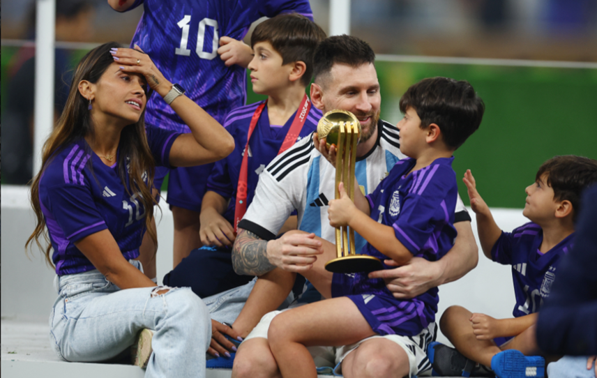 messi-t225i-hien-tu-the-n226ng-cup-cua-huyen-thoai-maradona_3.png