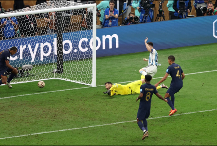 messi-t225i-hien-tu-the-n226ng-cup-cua-huyen-thoai-maradona_4.png