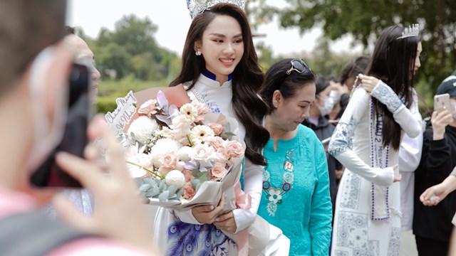 Miss World Vietnam 2022 Mai Phương về quê làm từ thiện